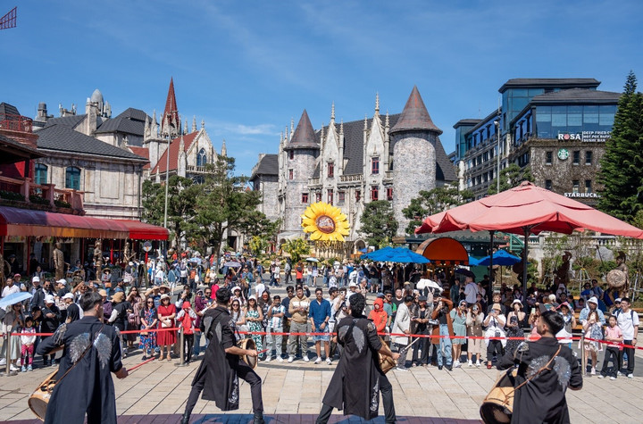 Du khách thích thú gói bánh chưng, xin chữ ông đồ trên đỉnh Bà Nà - 4