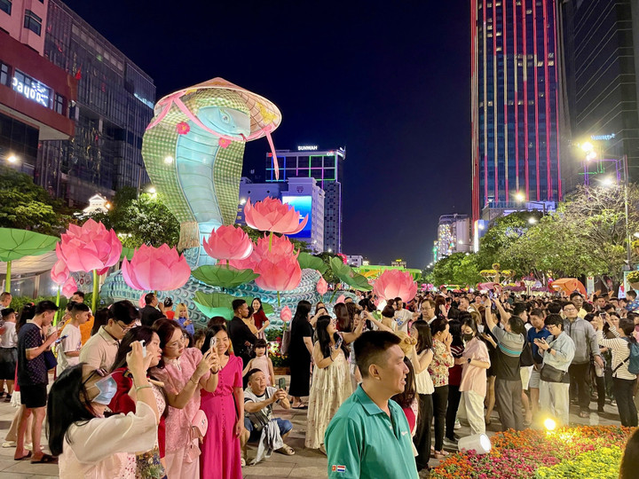 Đường hoa Nguyễn Huệ thu hút khách tham quan không chỉ ở TP.HCM mà rất nhiều tỉnh thành lân cận như Bình Dương, Đồng Nai, Tây Ninh...(Ảnh: H. Linh)