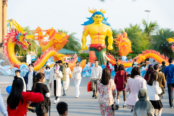 Những giá trị văn hóa truyền thống Việt tỏa sáng qua các cụm đèn lồng tinh xảo.