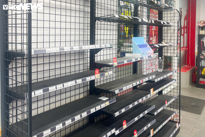 Siêu thị lại đầy ắp hàng hóa sau kỳ nghỉ Tết Nguyên đán Ất Tỵ - 23