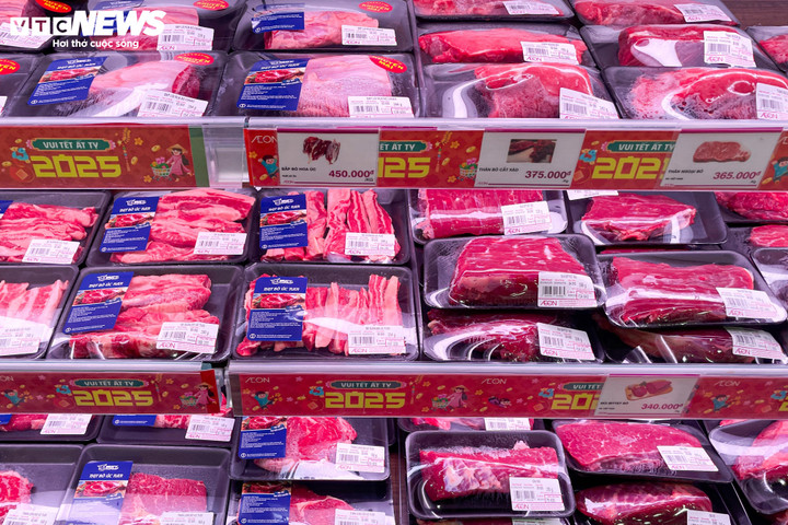 Giá các loại thị bò, gà, heo không thay đổi so với trước Tết, ví dụ giá thịt heo ba rọi giá 220.000 đồng/kg, giá thịt bò 320.000 đồng/kg, thịt gà ta giá 130.000 đồng/kg.