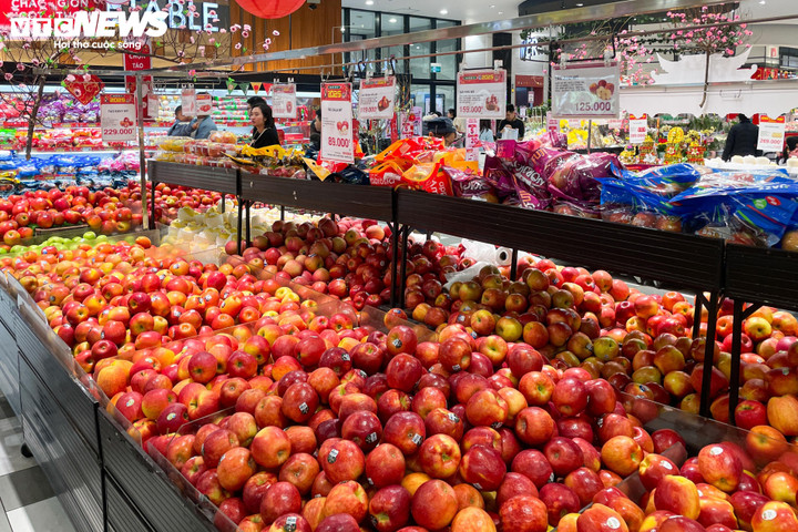 Các loại trái cây đã được bổ sung đây đủ, giá táo nhập khẩu dao động 80.000 - 200.000 đồng/kg, xoài cát 50.000 - 60.000 đồng/kg, thanh long giá 40.000 đồng/kg, bưởi da xanh 45.000 - 60.000 đồng/kg.