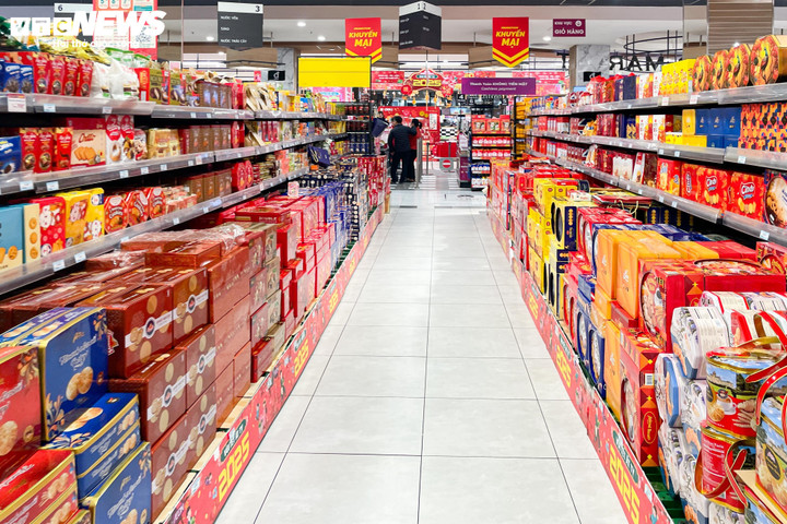 Siêu thị lại đầy ắp hàng hóa sau kỳ nghỉ Tết Nguyên đán Ất Tỵ - 16