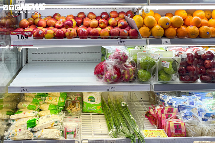 Tuy vậy, một số ít cửa hàng tiện lợi vẫn còn thiếu thực phẩm, nhân viên giải thích là nguồn hàng đang được vận chuyển và sẽ sớm bổ sung trong ngày 2/2 (mùng 5 Tết), trước khi người dân đi làm trở lại.