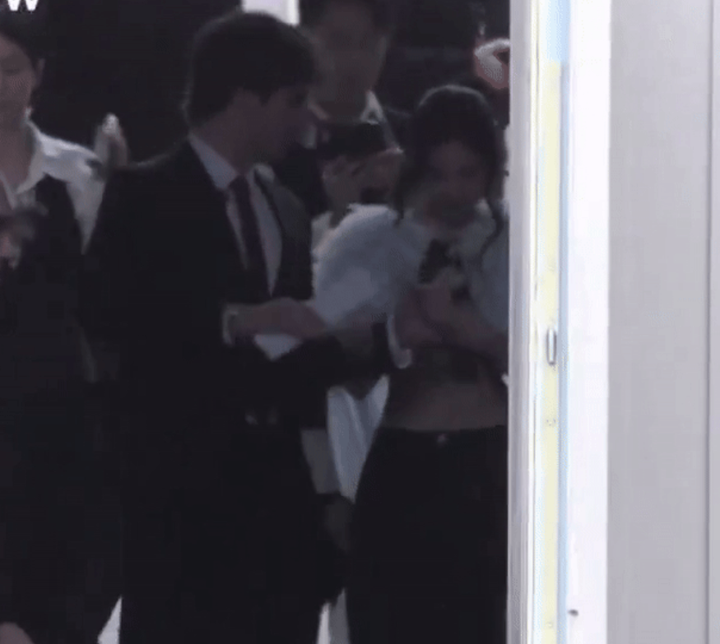 Jennie gây bão mạng với đoạn clip nắm tay trai đẹp tại sự kiện thời trang.