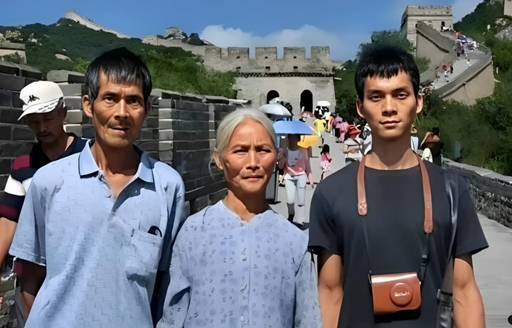 Bố mẹ già yếu, cần sự chăm sóc của Thượng Quân nên chàng trai dừng việc thi lại đại học. (Ảnh: SCMP)