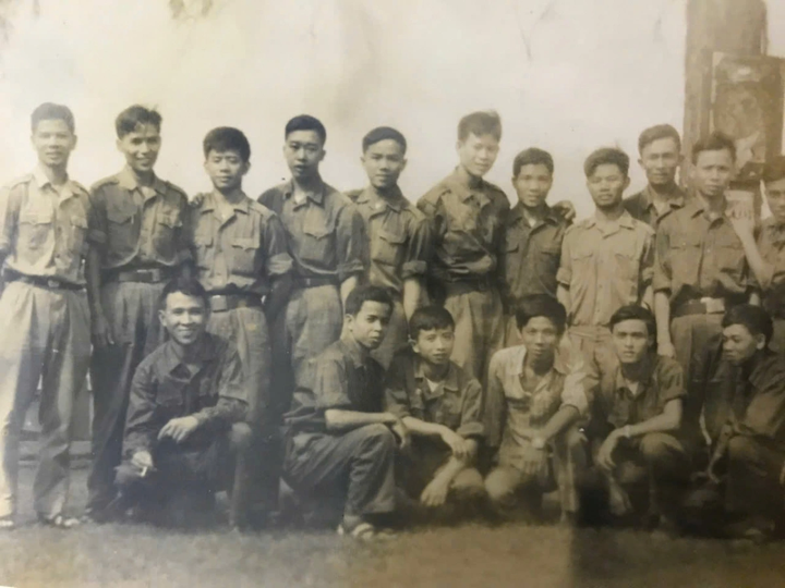 Hình ảnh những người chiến sĩ chụp ảnh kỷ niệm tại Trại Davis. (Ảnh: Nhân vật cung cấp)