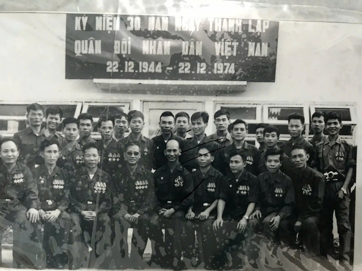 Ông Phạm Văn Lãi ở hàng phía trên, thứ 2 từ trái qua. (Ảnh: Nhân vật cung cấp)