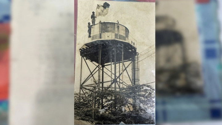 Bức ảnh các chiến sỹ cắm cờ tại Trại Davis sáng 30/4/1975. (Ảnh: Nhân vật cung cấp)