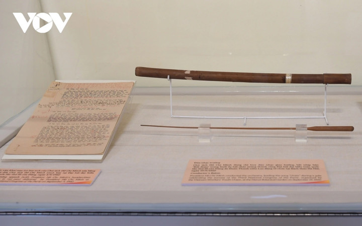 Đũa nhạc trưởng Chủ tịch Hồ Chí Minh dùng chỉ huy dàn nhạc giao hưởng, bắt nhịp bản “Kết đoàn” trong buổi dạ hội chào mừng thành công Đại hội đại biểu toàn quốc lần thứ III của Đảng do Đoàn Thanh niên Lao động tổ chức tại Bách thảo Hà Nội ngày 19/9/1960.