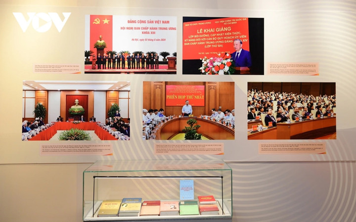 Hướng tới Đại hội đại biểu toàn quốc lần thứ XIV của Đảng, trưng bày còn giới thiệu về công tác chuẩn bị cho Đại hội đại biểu toàn quốc lần thứ XIV của Đảng: Lấy ý kiến dự thảo các văn kiện trình Đại hội Đảng XIV; Công tác bồi dưỡng cập nhật kiến thức kỹ năng đội ngũ cán bộ quy hoạch ủy viên BCH Trung ương Đảng khóa XIV.