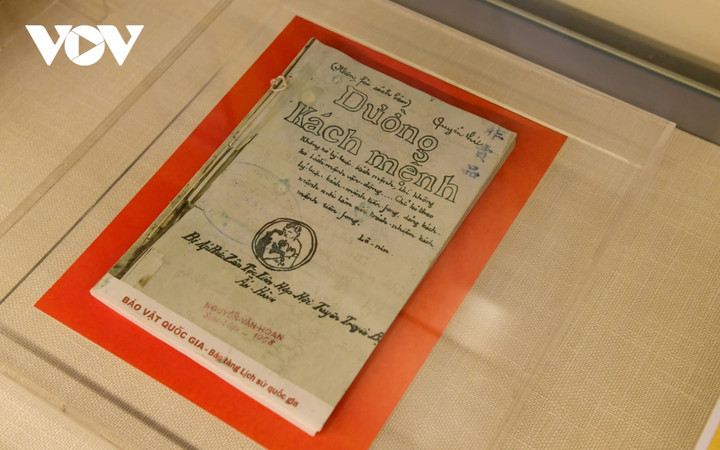 Điểm nhấn nổi bật tại trưng bày là cuốn “Đường kách mệnh” của lãnh tụ Nguyễn Ái Quốc - Hồ Chí Minh do Bộ Tuyên truyền của Hội Liên hiệp các dân tộc bị áp bức Á Đông ấn hành lần đầu tiên tại Quảng Châu, Trung Quốc, năm 1927. Đây là một trong số ít bản gốc in năm 1927 và được công nhận là bảo vật quốc gia vào năm 2012.