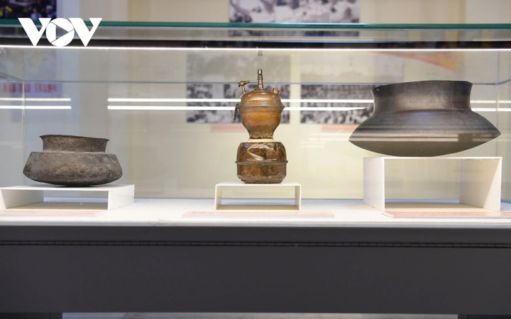 Trưng bày cũng giới thiệu những hiện vật bình dị của người dân nhưng lại phục vụ hữu ích cho hoạt động của các lãnh tụ, các nhà cách mạng trong thời kỳ đấu tranh gian khó và góp phần vào quá trình phát triển của Đảng Cộng sản Việt Nam.