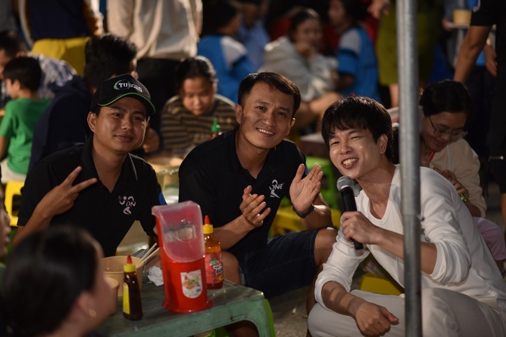 Bên cạnh những tô mì, bà con đến đây còn được thưởng thức món ăn tinh thần là những tiết mục văn nghệ sôi động.