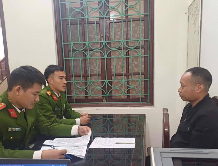 Đối tượng hành hung tài xế tại cơ quan công an.