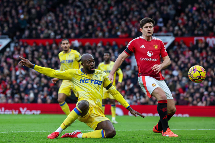Mateta chạm bóng cận thành ghi bàn. (Ảnh: Getty Images)