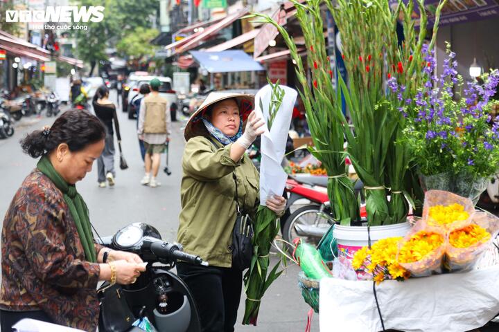 Tại chợ Hàng Bè, chợ Thanh Hà (quận Hoàn Kiếm) nhiều tiểu thương cho biết hầu hết đã mở bán từ mùng 3 Tết, phục vụ những người dân có nhu cầu mua sắm sớm.