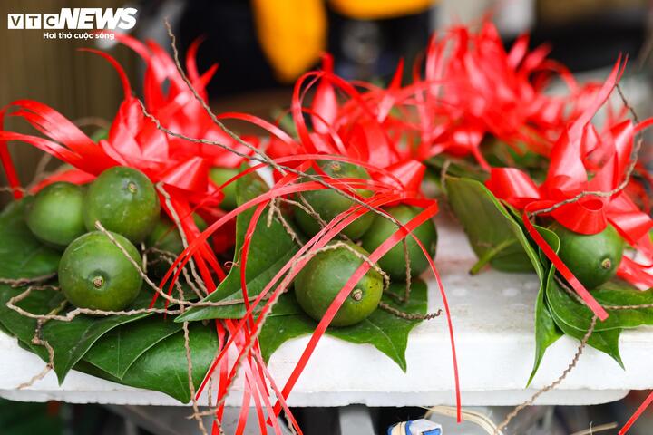 Mặt hàng gần như là duy nhất giữ giá cao ngất dù đã hết Tết đó là cau tươi. Hiện mỗi quả cau kèm lá trầu có giá 30.000 đồng, đắt gấp 3 lần ngày thường. Những ngày sát Tết Ất Tỵ, giá cau đã