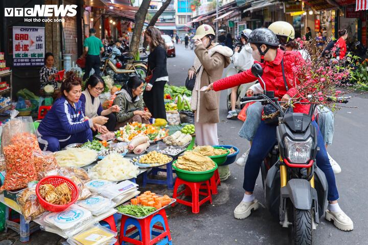 Sáng 2/2 (mùng 5 Tết), nhiều chợ dân sinh ở Hà Nội nhộn nhịp người mua bán. Theo khảo sát, giá thực phẩm sau Tết ổn định, giá hoa tươi giảm nhẹ và chỉ có giá cau tươi vẫn giữ mức cao ngất như trong Tết, tức là đắt gấp 3 lần ngày thường.