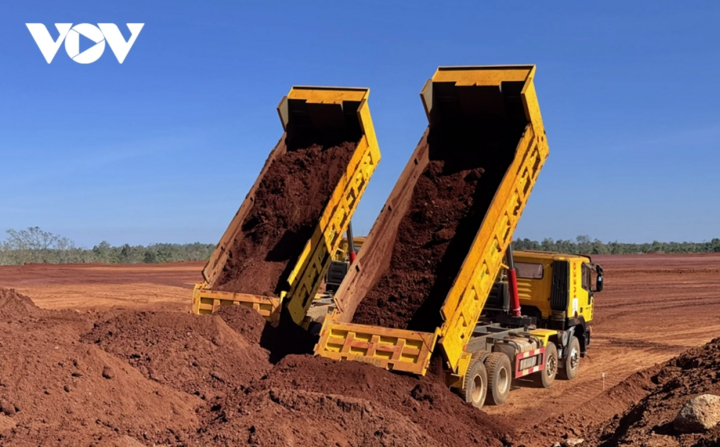 Các xe ben chở đất hạng nặng của Tổng công ty xây lắp số 1 rầm rộ chở đất san ủi mặt bằng.
