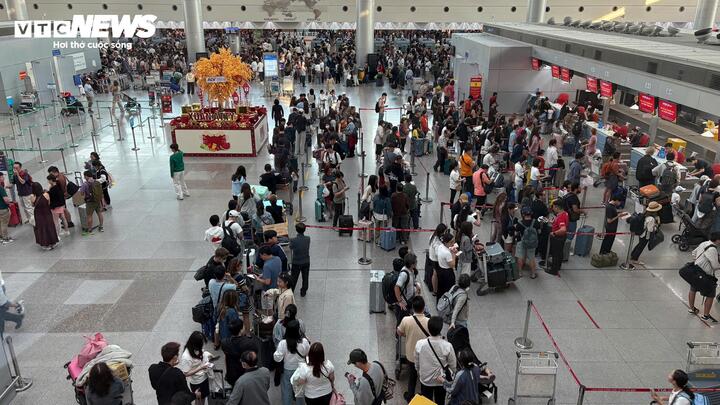 Người dân trở lại TP.HCM sau đợt nghỉ Tết.