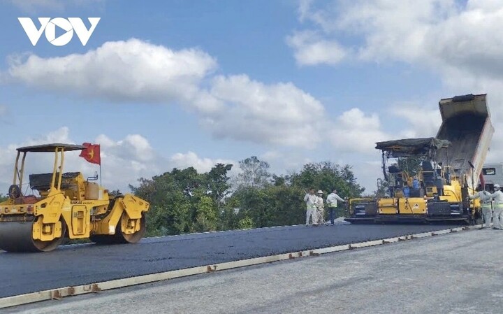 Những đoạn đường đầu tiên thuộc Dự án thành phần 3 do tỉnh Đắk Lắk triển khai xây dựng, các nhà thầu đang tiến hành thảm nhựa.