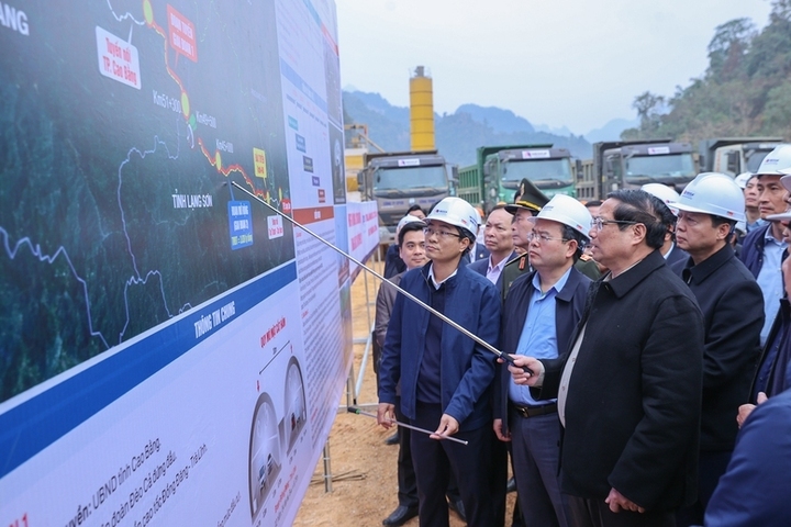 Thủ tướng Phạm Minh Chính kiểm tra, đôn đốc, thúc đẩy tiến độ dự án đường bộ cao tốc Đồng Đăng (Lạng Sơn) - Trà Lĩnh (Cao Bằng). (Ảnh: VGP/Nhật Bắc)