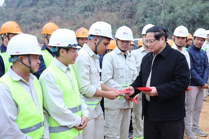 Thủ tướng tặng quà, mừng tuổi cán bộ, người lao động đang thi công trên công trường dự án đường bộ cao tốc Đồng Đăng - Trà Lĩnh. (Ảnh: VGP/Nhật Bắc)