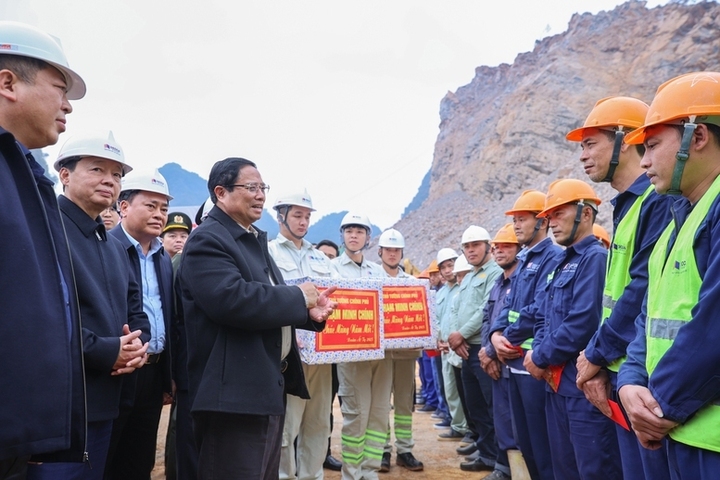 Thủ tướng trò chuyện, động viên cán bộ, người lao động đang thi công trên công trường. (Ảnh: VGP/Nhật Bắc)
