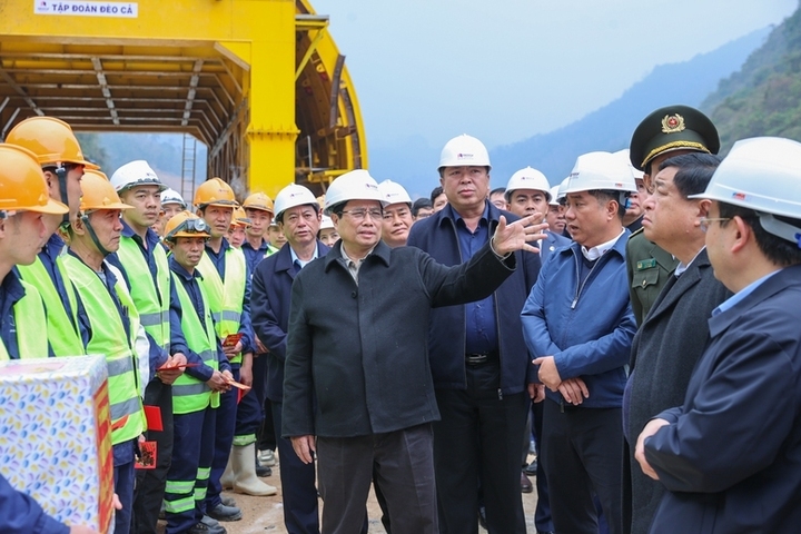 Thủ tướng giao nhiệm vụ cho cán bộ, người lao động đang thi công dự án. (Ảnh: VGP/Nhật Bắc)