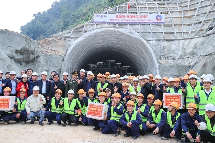 Thủ tướng và các cán bộ, người lao động đang thi công trên công trường dự án. (Ảnh: VGP/Nhật Bắc)