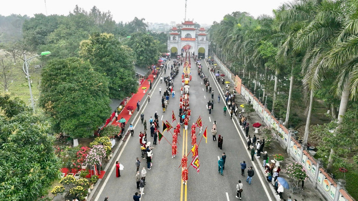 Hàng nghìn người đổ về khai mạc Lễ hội đền Hai Bà Trưng - 2