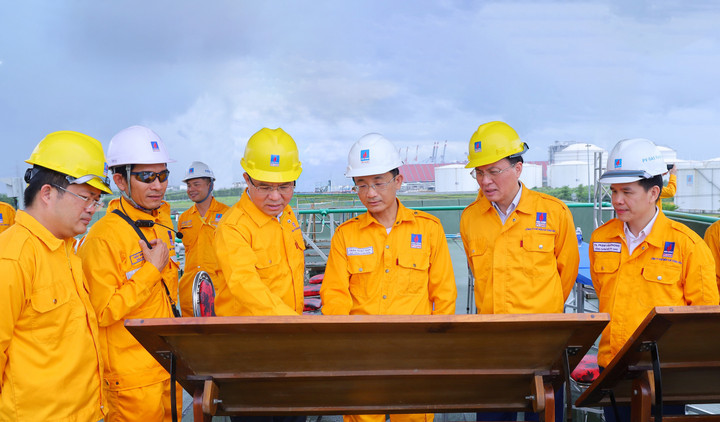 Lãnh đạo Petrovietnam kiểm tra hoạt động tại Kho cảng LNG Thị Vải.