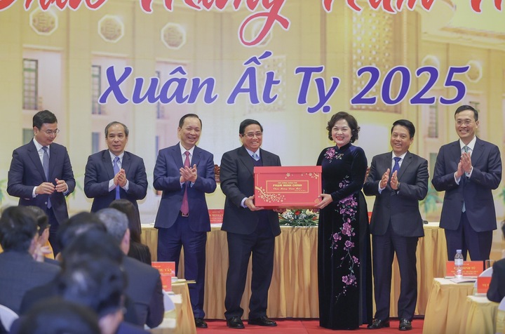 Thủ tướng Phạm Minh Chính chúc mừng năm mới ngành ngân hàng. (Ảnh: VGP/Nhật Bắc)