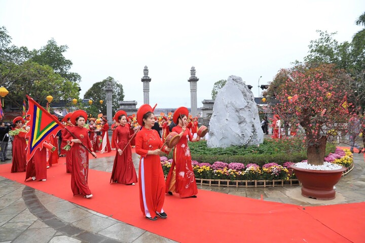 Hàng nghìn người đổ về khai mạc Lễ hội đền Hai Bà Trưng - 3