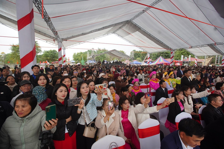Chương trình khai mạc thu hút đông người dân và du khách.