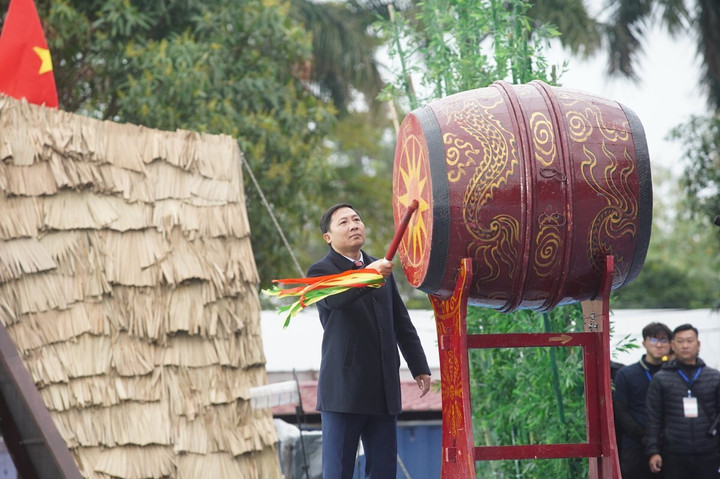 Bí thư Huyện ủy Mê Linh Nguyễn Thanh Liêm đánh trống khai hội.