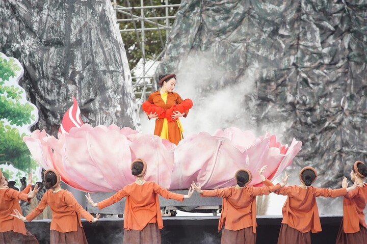 Điểm nhấn của lễ hội là chương trình nghệ thuật khai mạc với chủ đề Âm vang Mê Linh.