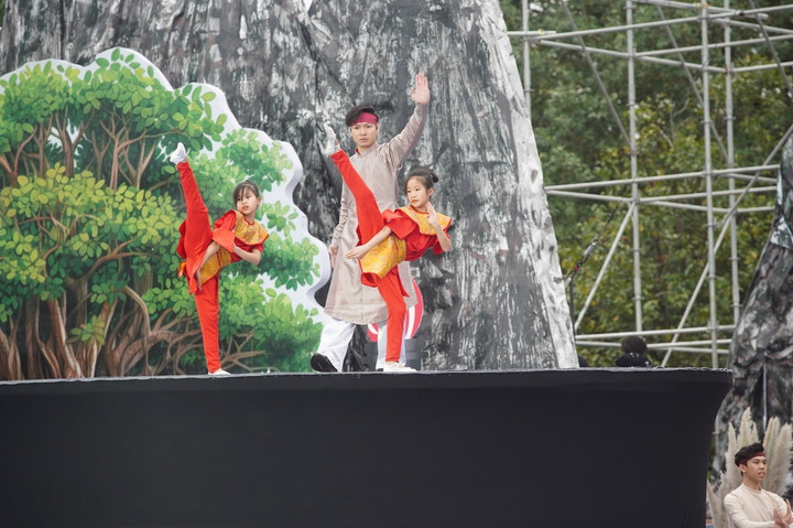 Chương trình tái hiện sinh động câu chuyện lịch sử của Hai Bà, từ tuổi thơ học chữ, luyện võ, đến khi nuôi chí lớn, tạo nên sự kết nối từ những giá trị truyền thống đến tinh thần quật cường của dân tộc...