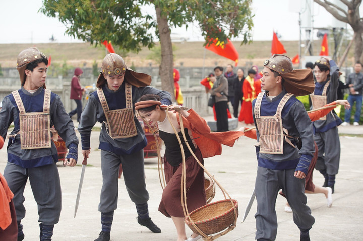 Hàng nghìn người đổ về khai mạc Lễ hội đền Hai Bà Trưng - 12