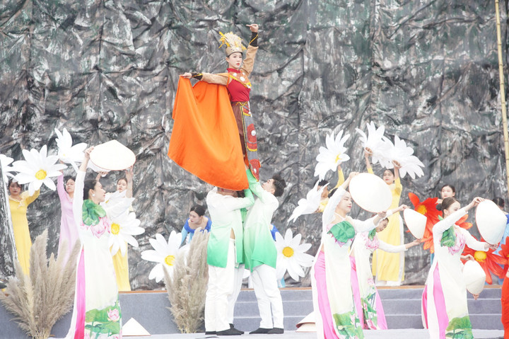 Hàng nghìn người đổ về khai mạc Lễ hội đền Hai Bà Trưng - 15