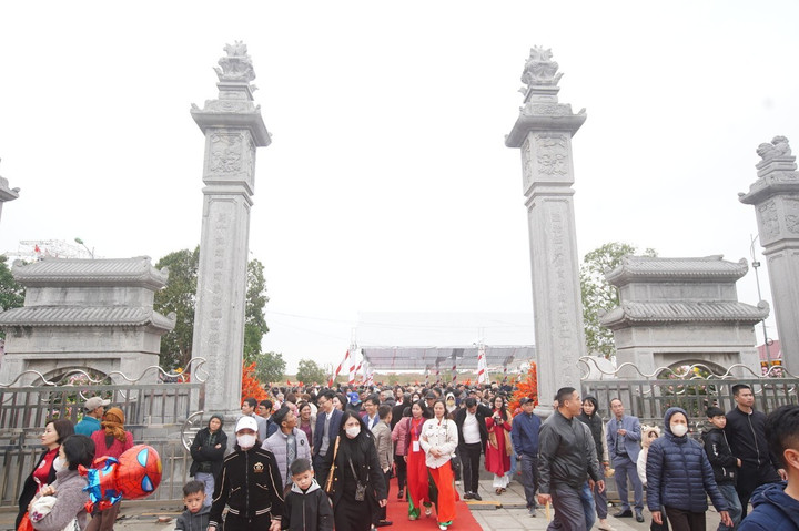 Trong ngày khai mạc (Mùng 6 tháng Giêng Âm lịch), hàng nghìn người dân và du khách đã đến tham gia Lễ hội đền Hai Bà Trưng, thưởng thức chương trình nghệ thuật.