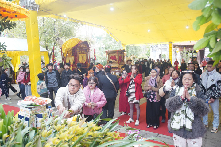 Hàng nghìn người đổ về khai mạc Lễ hội đền Hai Bà Trưng - 19