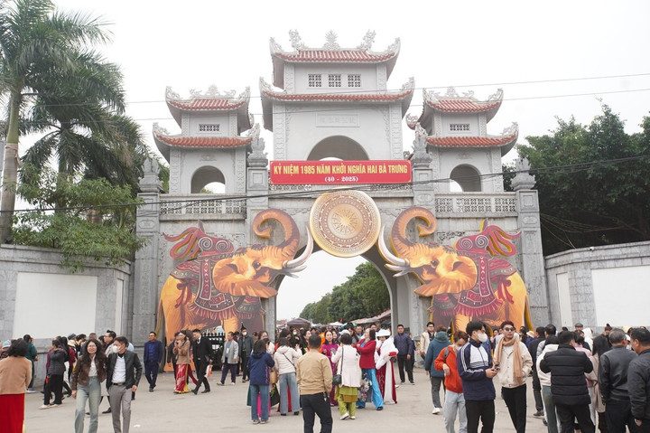 Lễ kỷ niệm 1985 năm khởi nghĩa Hai Bà Trưng và lễ hội đền Hai Bà Trưng năm 2025 diễn ra từ ngày 3/2 đến hết ngày 7/2 (tức từ ngày Mùng 6 đến hết Mùng 10 tháng Giêng năm Ất Tỵ 2025) tại di tích quốc gia đặc biệt Đền Hai Bà Trưng.