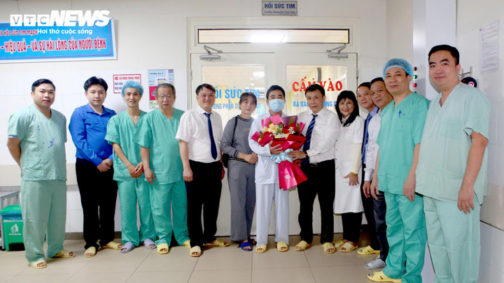 GS.TS Phạm Như Hiệp cùng các y, bác sĩ tại Bệnh viện Trung ương Huế chúc mừng bệnh nhân N.T.T được ra viện với trái tim khỏe mạnh.