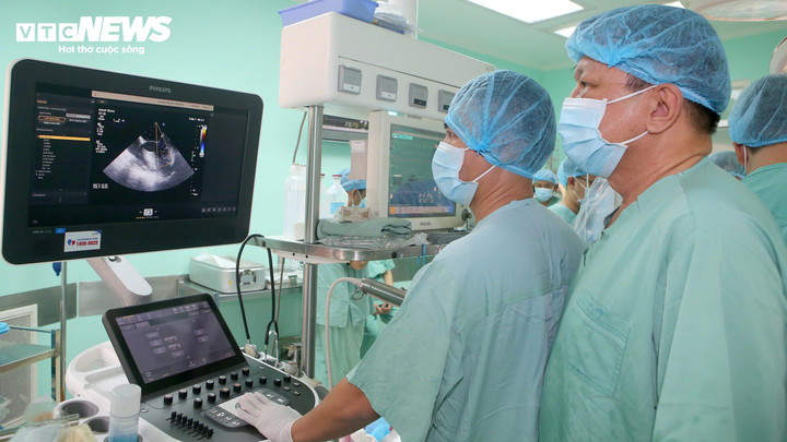 Các bác sĩ Bệnh viện Trung ương Huế chạy đua với thời gian để đưa trái tim của người hiến từ TP.HCM về và ghép thành công vào cơ thể bệnh nhân N.T.T.