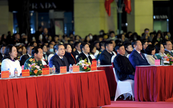 Chủ tịch Quốc hội Trần Thanh Mẫn dự chương trình nghệ thuật "95 năm - Ánh sáng soi đường".