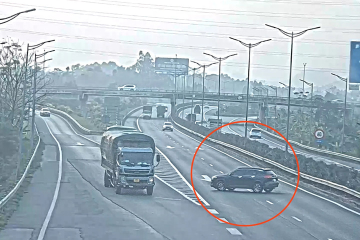 Lái ô tô chạy ngược chiều trên cao tốc bị phạt bao nhiêu tiền? - 1