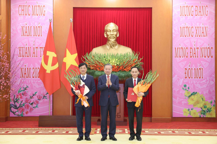 Tổng Bí thư Tô Lâm chúc mừng ông Nguyễn Duy Ngọc và ông Lê Hoài Trung. (Ảnh: TTXVN)