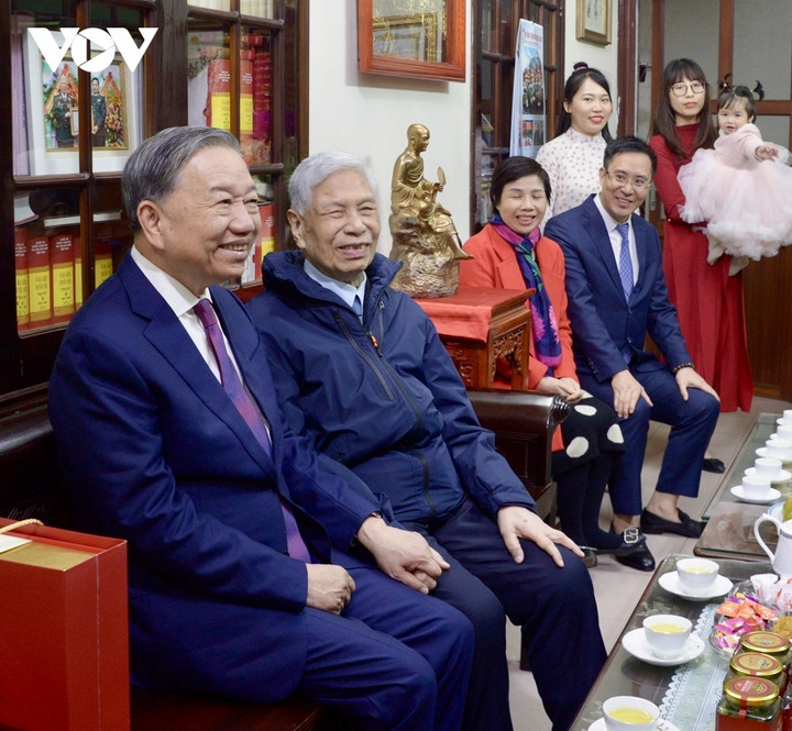 Tổng Bí thư tới thăm chúc tết Trung tướng Đặng Quân Thuỵ.